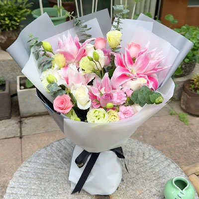 六安9朵玫瑰混搭百合，爱恋纯真无邪