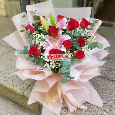六安11朵红玫瑰百合，全世界里只有一个你
